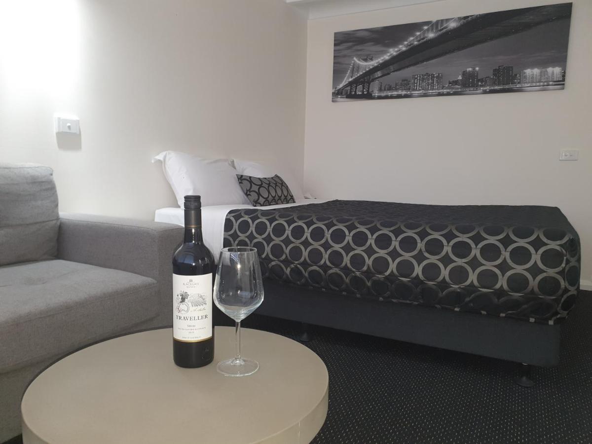 Charles Sturt Motor Inn West Wyalong Exteriör bild