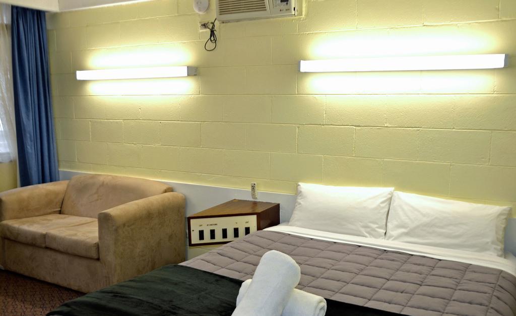 Charles Sturt Motor Inn West Wyalong Exteriör bild
