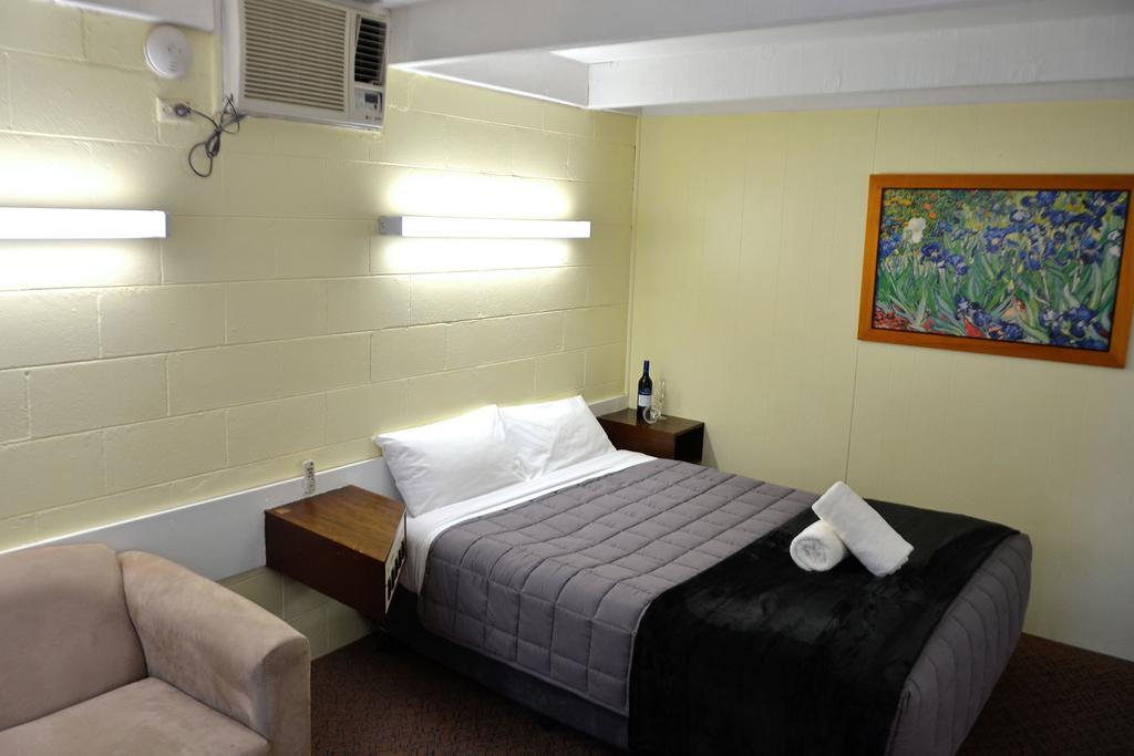 Charles Sturt Motor Inn West Wyalong Exteriör bild